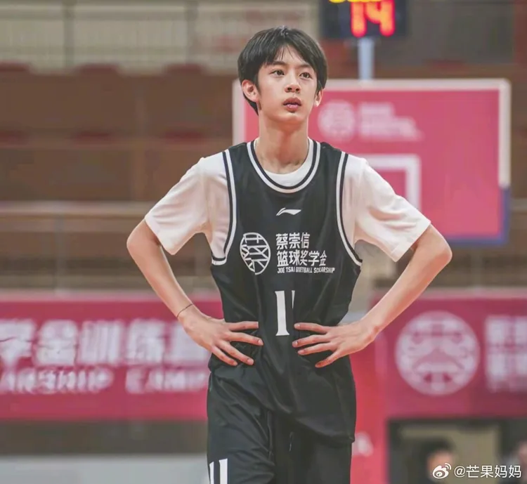 等等對籃球很有興趣。翻攝自微博