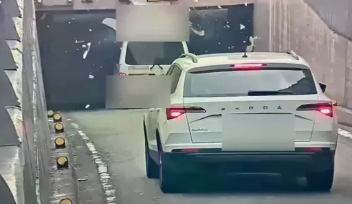 北市復康巴士誤闖限高地下道！　車頂遭削平爆開秒變「敞篷車」畫面曝