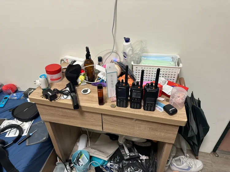 男大生住處搜出無線電。鐵路警察局提供