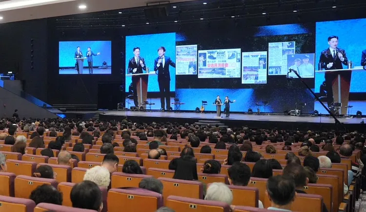 宋逸民於馬來西亞古晉的大型音樂分享聚會，在3000人面前演唱。藝起發光教會提供