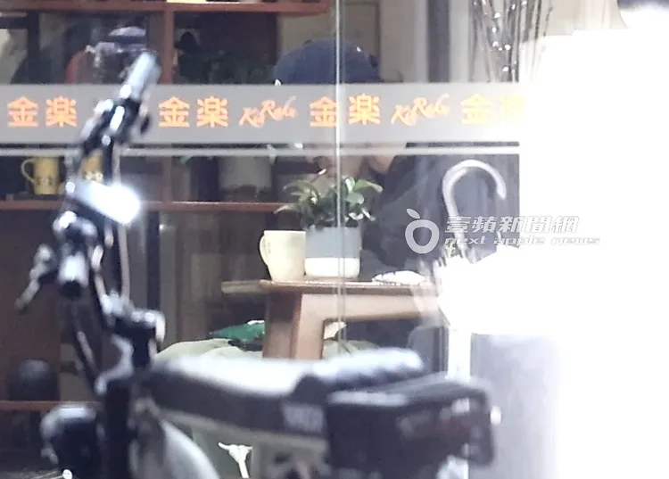 小天捲好菸後叼進嘴裡。特勤中心攝