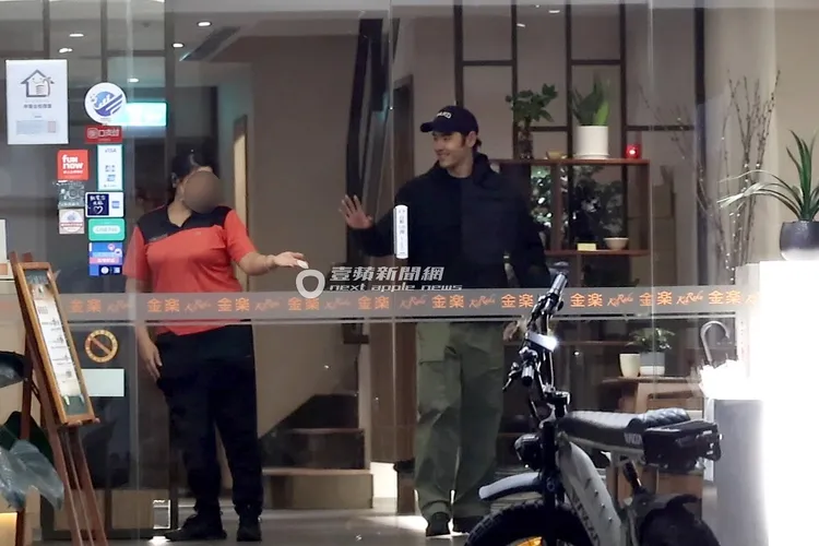 莫約2小時後，小天（右）一臉滿意從按摩房走出，開心打招呼。特勤中心攝