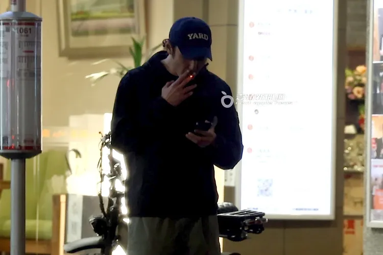小天邊抽著菸邊滑手機。特勤中心攝。《壹蘋》提醒您，吸菸有害健康