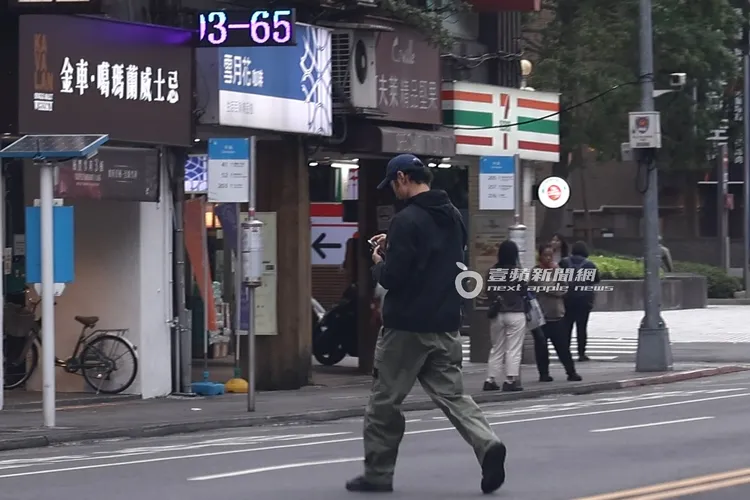 小天獨自搭Uber到八德路下車，違規跨越馬路令人捏一把冷汗。特勤中心攝