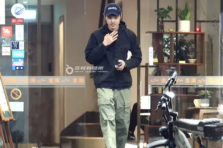 小天走出按摩會館後準備點菸。特勤中心攝。《壹蘋》提醒您，吸菸有害健康