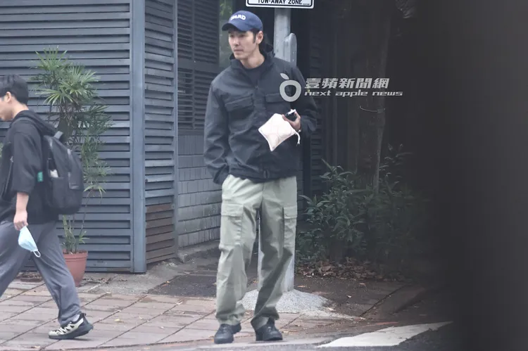 阮經天傍晚時分獨自出門，手拿神秘小包在路口等車。特勤中心攝