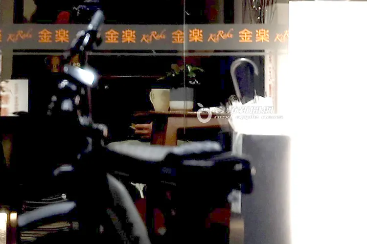 小天聚精會神的捲著菸草。特勤中心攝