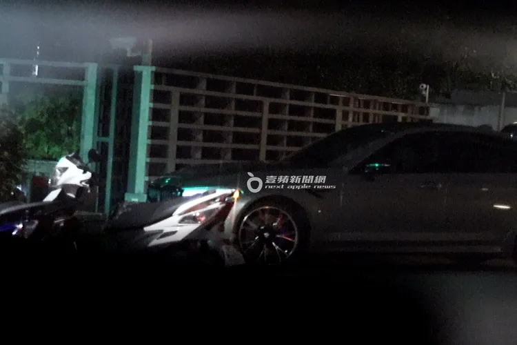 小天開著M5獨自返回2.4億豪宅，未見小20歲女友。特勤中心攝