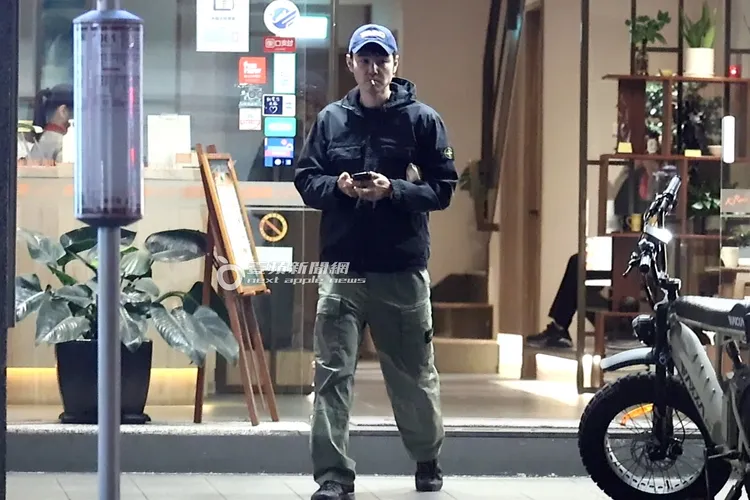 小天站在按摩會館外的公車站吞雲吐霧。特勤中心攝。《壹蘋》提醒您，吸菸有害健康