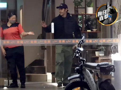 狗仔直擊｜阮經天找按摩妹「鬆幾勒」！時間管理大師幫小老婆洗澡開回新豪宅