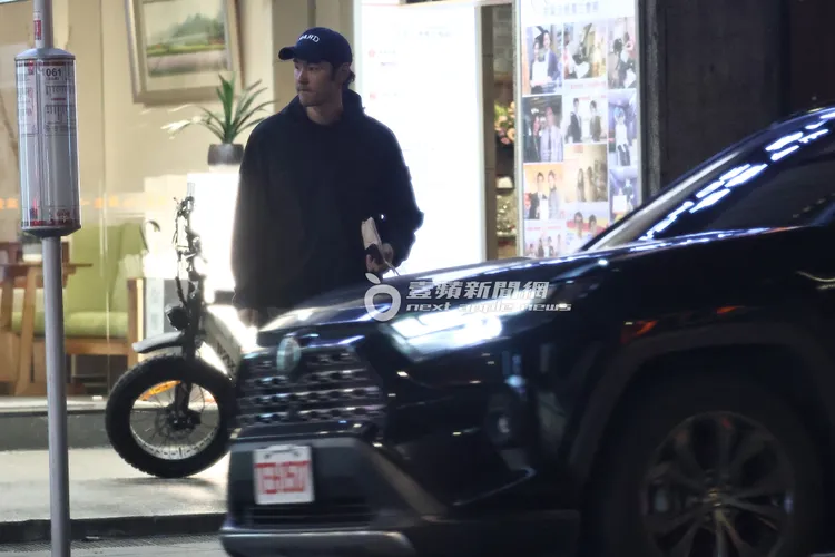 等到Uber到來，小天將菸熄掉上車離去。特勤中心攝。《壹蘋》提醒您，吸菸有害健康