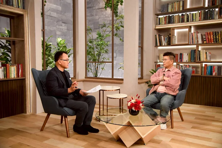 沈玉琳（右）與鄭弘儀聊生死大戰。三立提供