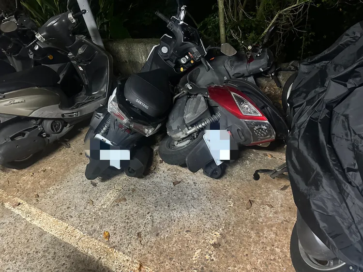 現場遭撞倒的機車。中壢警分局提供