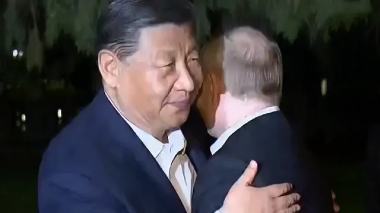 中國國家主席習近平（左）曾擁抱過俄羅斯總統普丁。翻攝中央電視台