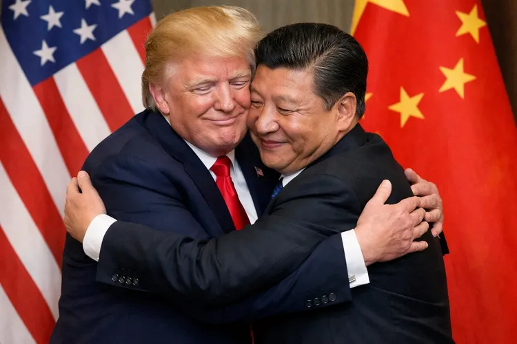 美國總統川普（左）預期中國國家主席習近平會擁抱他。AI示意圖