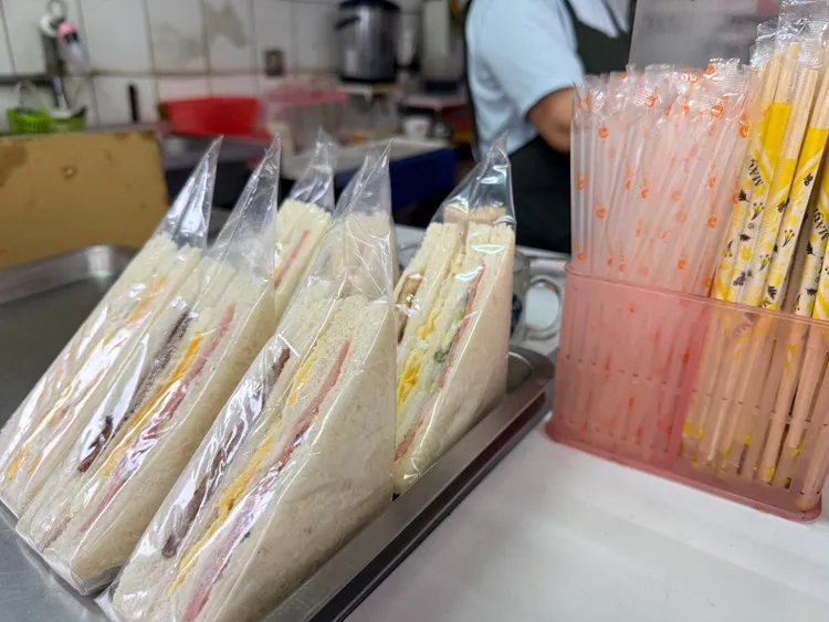 DEHP常見暴露來源包括食物接觸材質，如外送餐盒、泡麵油包及塑膠吸管等。攝影中心 