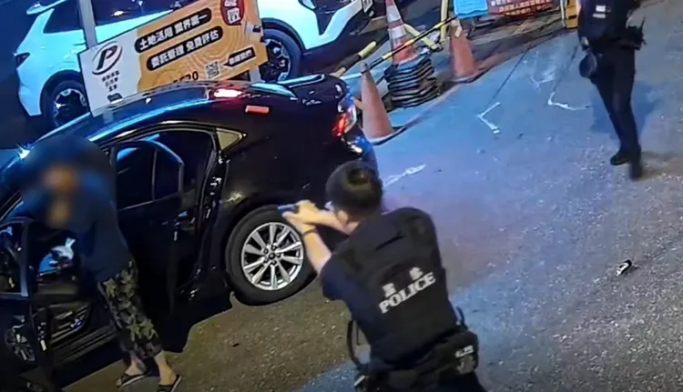 警方圍捕拔槍喝斥，但男子拒捕駕車逃逸。警方提供