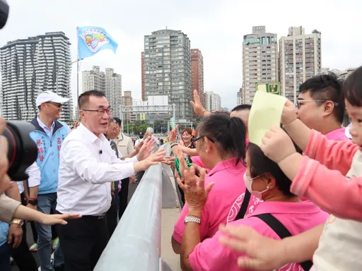 李四川步行上淡江大橋參訪　侯友宜：團結為新北祈福