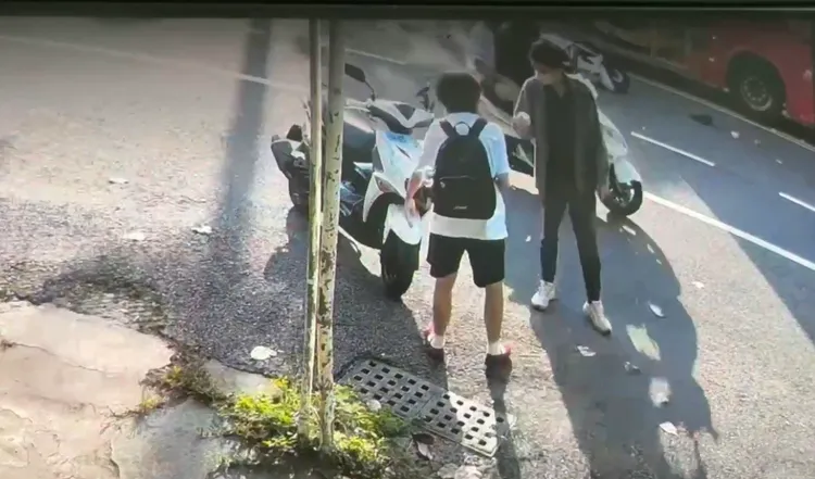 戴姓女大生事發後與江姓遊覽車駕駛說話的畫面，被網友批冷血。讀者提供