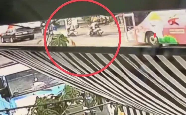 當時鄭女在內多部機車準備停等，戴姓女大生從後方過來，速度雖不快，但好像沒注意前方車況，就這樣撞上鄭女車尾，導致她摔到內車道遭輾斃。讀者提供