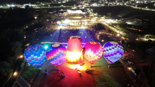 看過來！西拉雅森活節明開幕　「熱氣球光雕秀」順延26日晚間登場