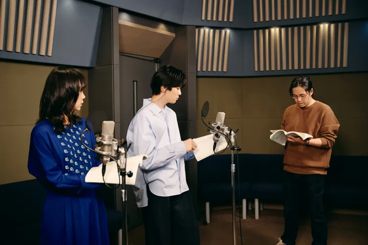 日本新生代演員萩原利久攜手古川琴音首度挑戰動畫配音，注入清新能量，與導演四宮義俊。華映娛樂提供