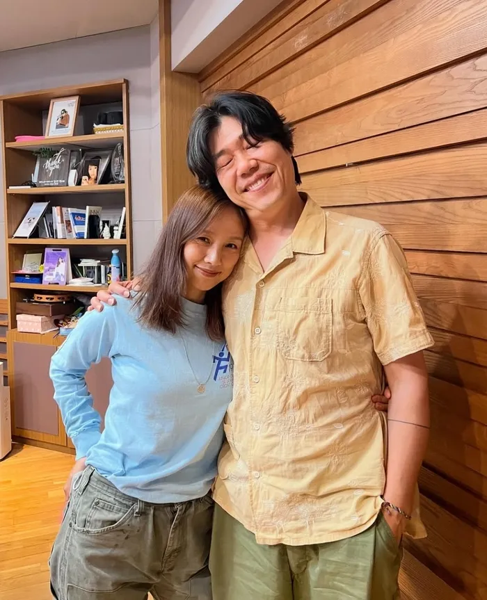 李孝利的老公李尚順陪伴守在靈堂。翻攝MBC