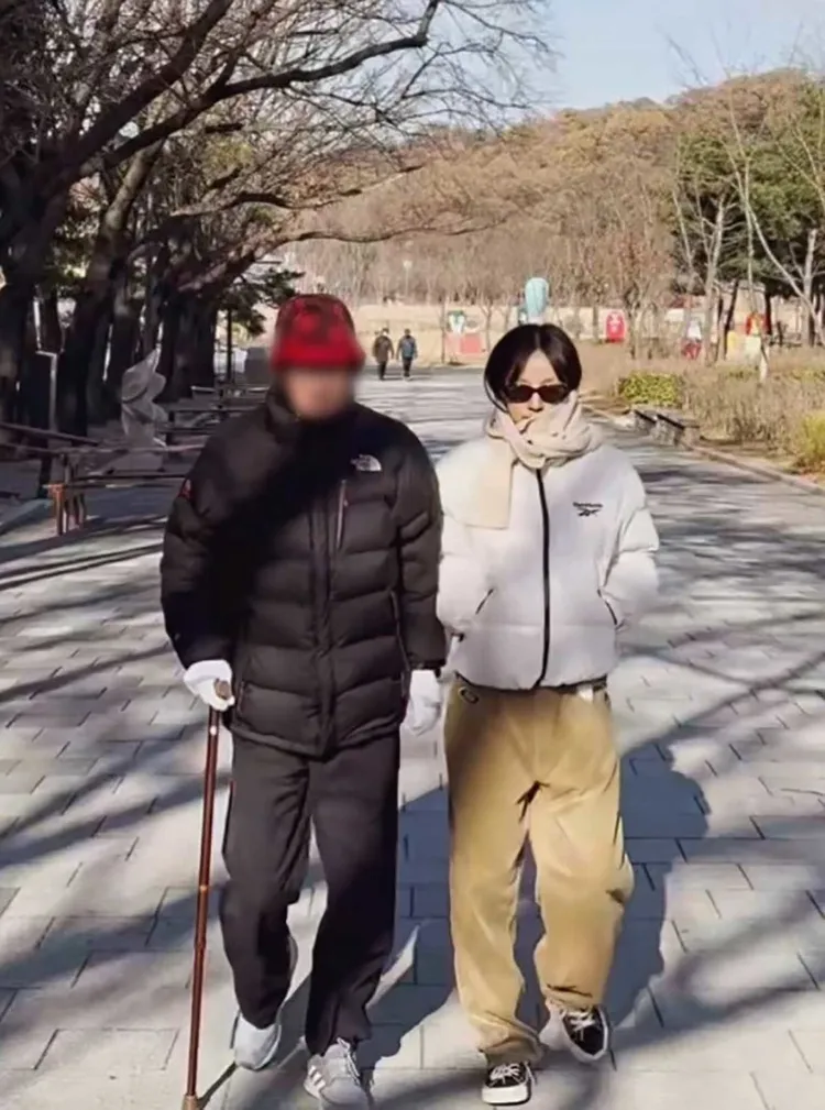 李孝利（右）陪病父爬山。翻攝李孝利姊姊IG