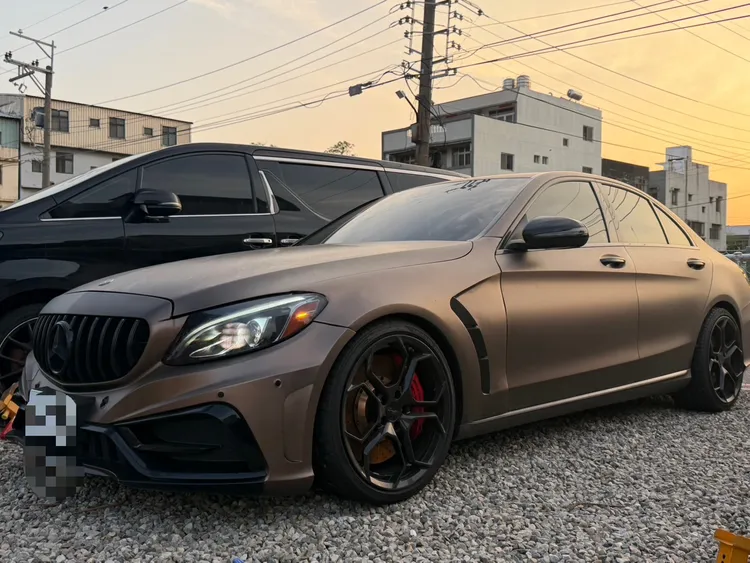 警方行動當下，蔡姓主嫌仍在舉辦說明會，向民眾描繪致富願景，現場查扣大量宣傳資料、贈品及賓士等證物。翻攝畫面