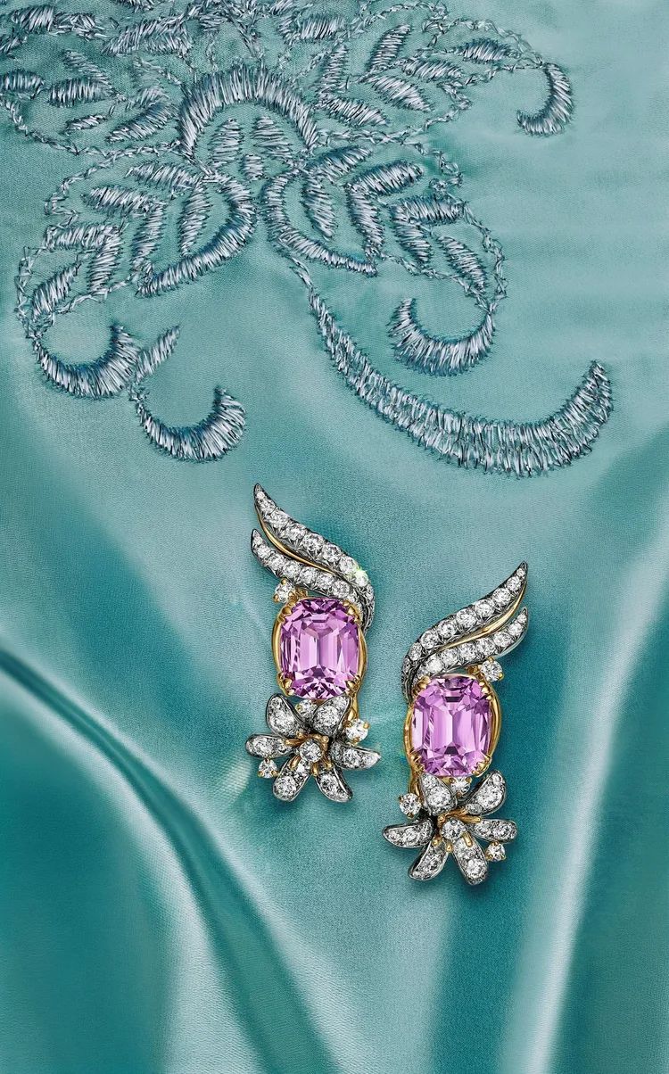 Jasmine茉莉花韻篇章鉑金和黃K金耳環，鑲嵌兩顆總重13.39克拉的枕形切割孔賽石和鑽石。品牌提供