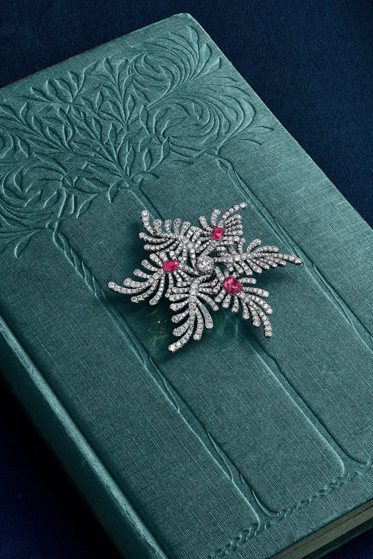 Palm棕櫚疊影篇章鉑金胸針，鑲嵌三顆未經處理的橢圓形紅寶石，總重1.79克拉及鑽石。品牌提供