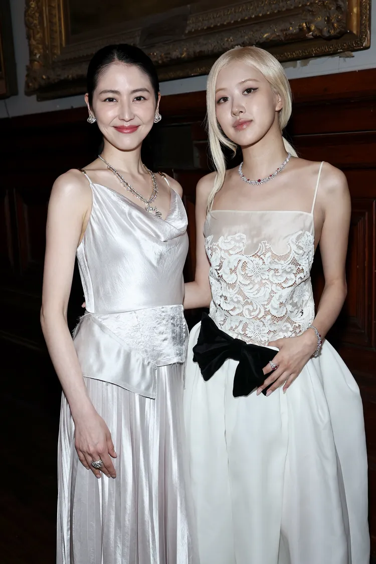 Rosé（右）與長澤雅美（左）同框。品牌提供