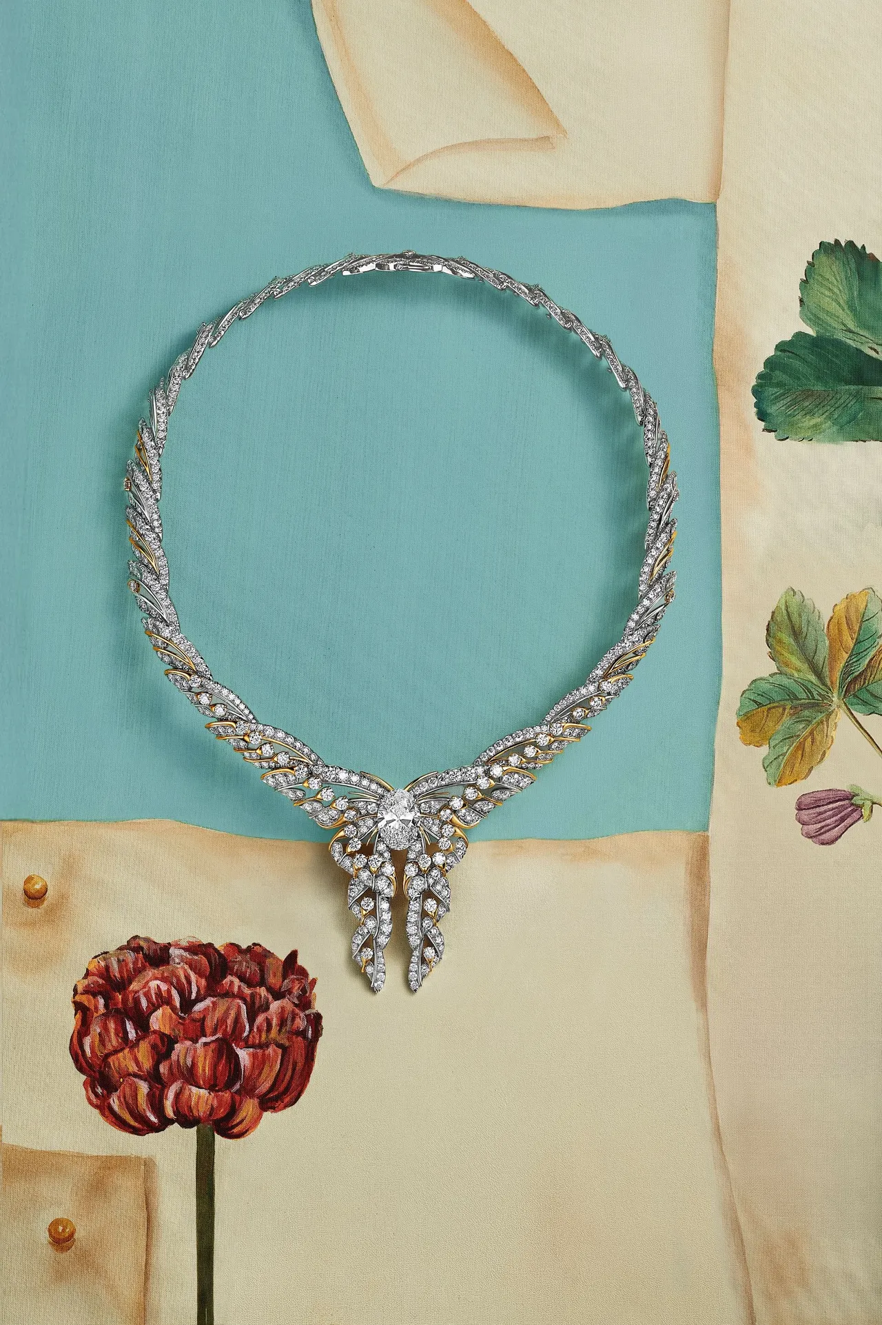 彩翼蝶夢篇章鉑金和黃K金項鍊，鑲嵌一顆7.02克拉橢圓形鑽石，並以鑽石點綴。品牌提供