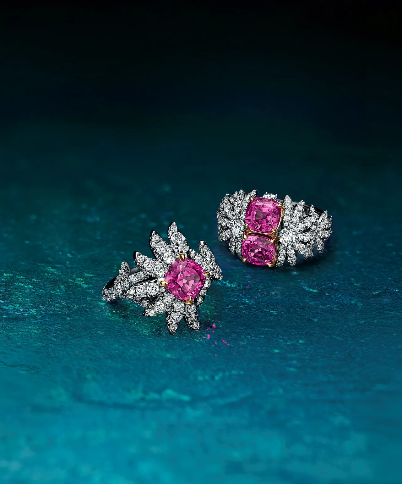 春菊含芳篇章鉑金和黃K金戒指（左），鑲嵌2.25克拉未經處理的枕形切割粉紅色藍寶和鑽石；鉑金和黃K金戒指（右），鑲嵌2顆未經處理3.2克拉枕形切割粉紅色藍寶與鑽石。品牌提供