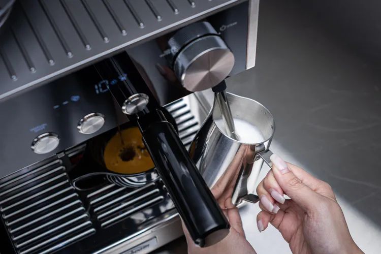 Sunbeam 旗艦 Origins 與新品 Prima Latte 將於 4/25 現場亮相。活動提供手作體驗，邀消費者感受黃金萃取與絲絨奶泡的澳式生活哲學。恆隆行提供