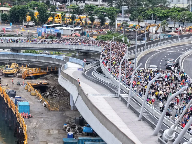 活動全天吸引超過十萬人次湧入淡水，場面壯觀非凡。新北市府提供