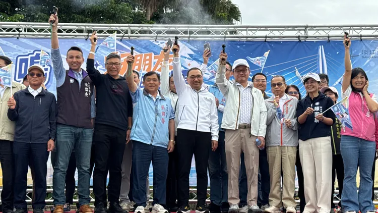 侯友宜鳴槍後，上萬名幸運民眾邁開腳步，首度登上這座全台矚目的世界級斜張橋。新北市府提供