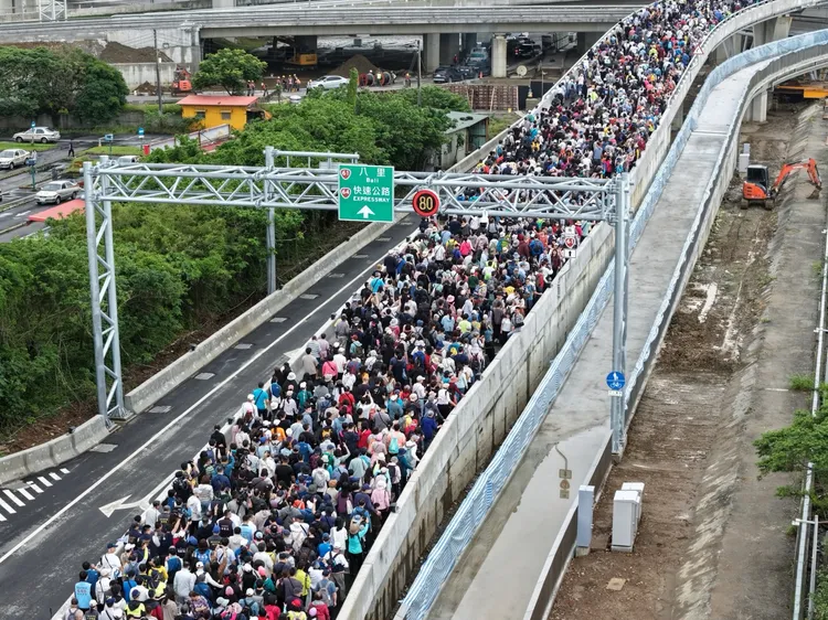 活動全天吸引超過十萬人次湧入淡水，場面壯觀非凡。新北市府提供