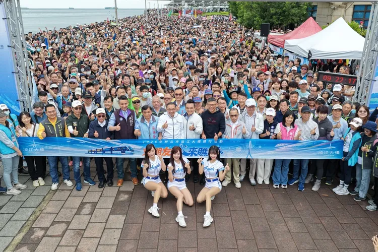 富邦啦啦隊丹丹等人與侯友宜跟市民合影。新北市府提供