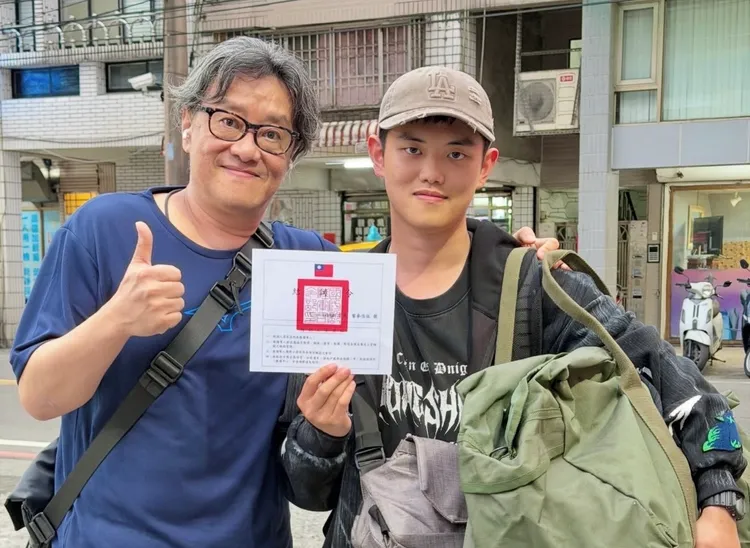 施文彬曬出跟兒子的退伍令。翻攝施文彬社群