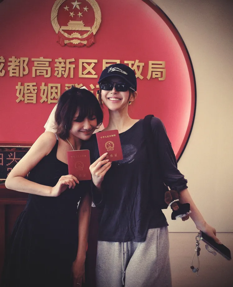 網友乍看以為趙露思（右）和魏笑結婚。翻攝趙露思小紅書