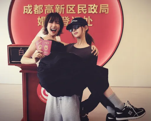 趙露思曬結婚證？！見證閨蜜變人妻　嗨玩新娘抱