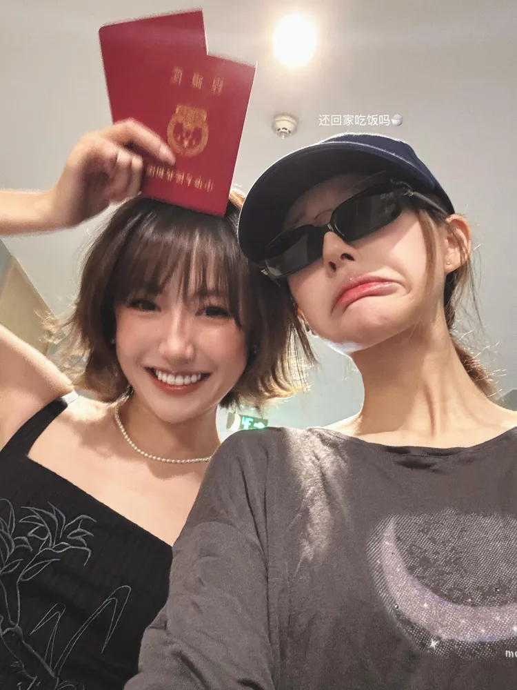 趙露思（右）捨不得魏笑嫁人，問她：「還回家吃飯嗎？」翻攝趙露思小紅書