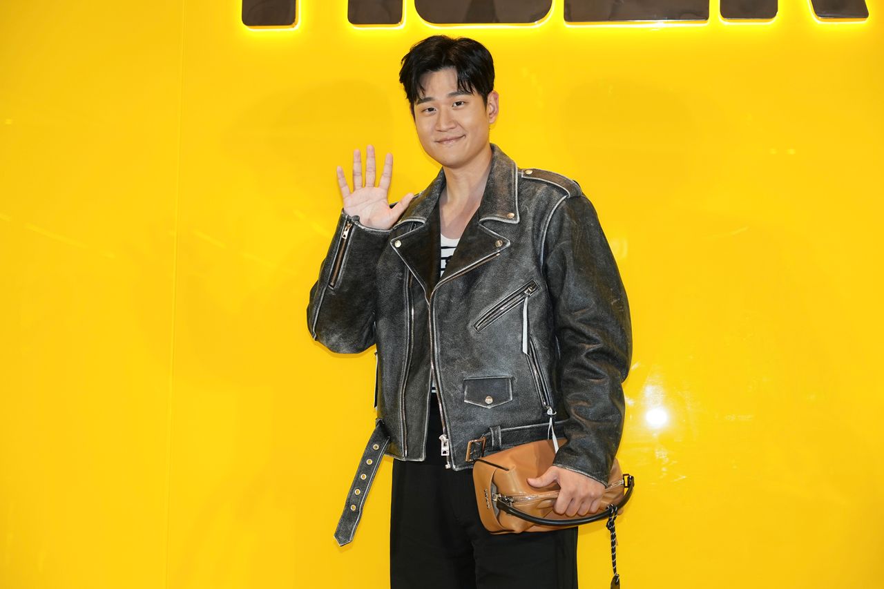 王子涉「閃兵」遭上銬拘提 還沒當兵的周興哲被問兵役瞬間尷尬