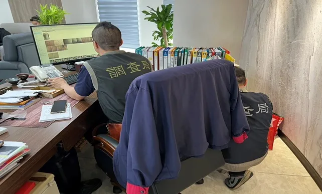 調查局人員搜索涉案的台中商銀行分行。航調處提供