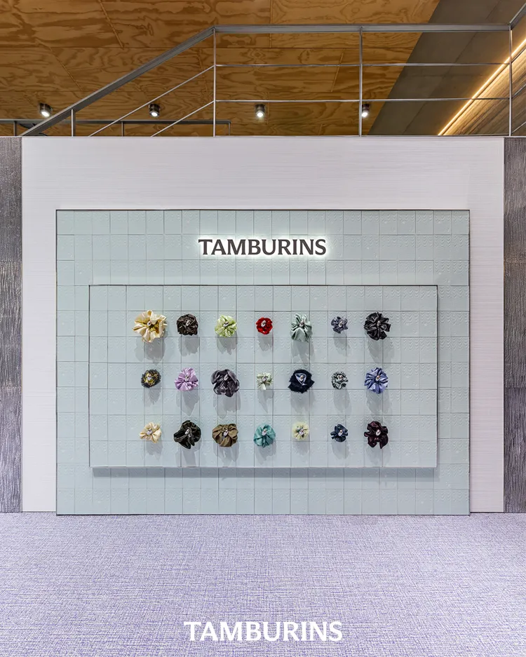 擁有21款繽紛設計的香氛髮圈。品牌提供