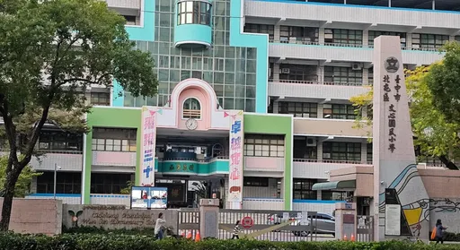 超毛！國小半夜突播「已故藝人」的歌　居民嚇醒還驚動警察