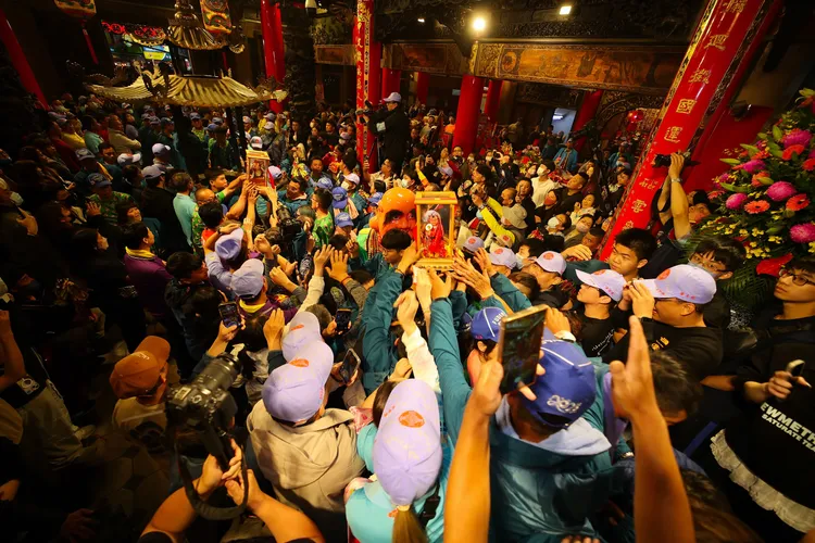 ▲堅貞的信仰是人生美好的財富之一，讓世界看見虔誠香火之外，還有台灣人行善互助，以善心、善行串起宗教文化與地方的人情溫度。