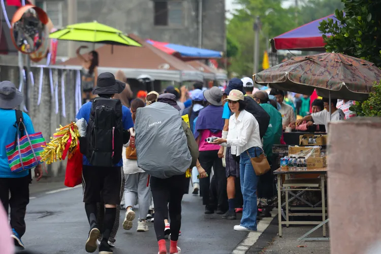 ▲沿途有不少善心人士提供免費食物、飲水讓信眾補充能量，讓濃濃的人情味成為台灣最美的風景。