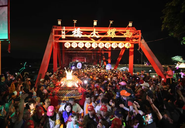 ▲遶境行程沿途信眾不論以何種方式隨香跟轎，都是求平安、求圓滿求開運而走，感恩媽祖帶來的心靈成長與無私祝福。